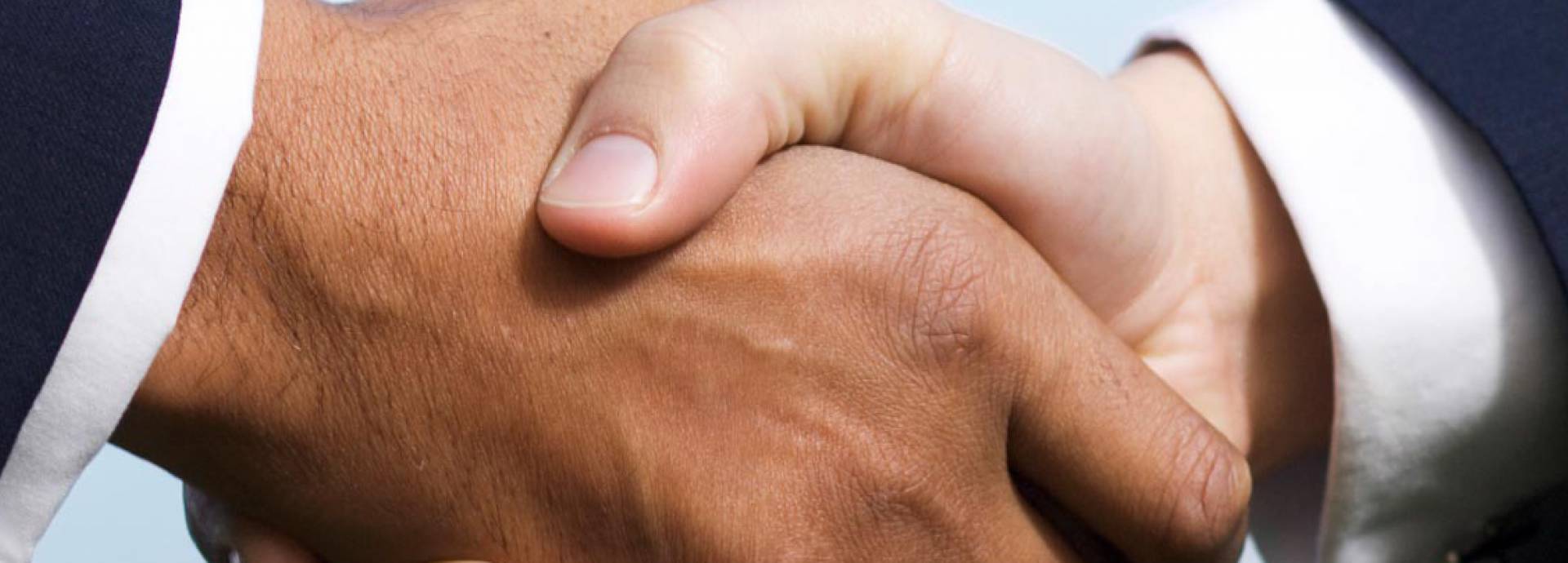 Twee mannen schudden elkaar de hand