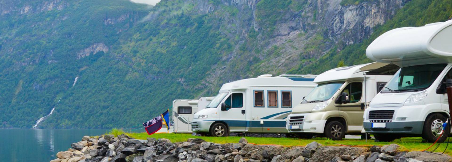 Vakantie camper aan het water