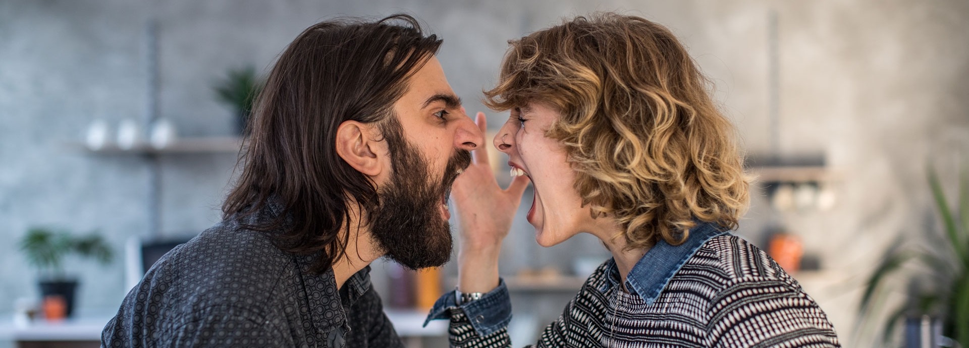 Man en vrouw die ruzie hebben in de keuken