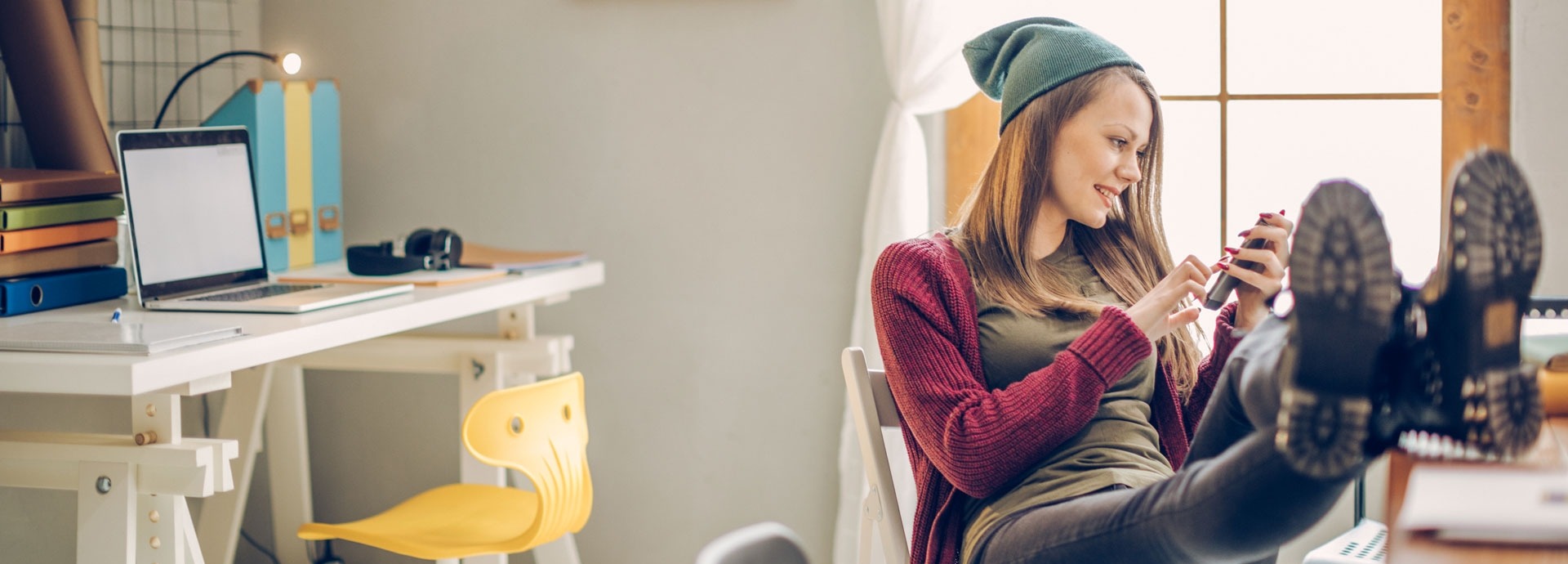 een studente in haar studentenkamer