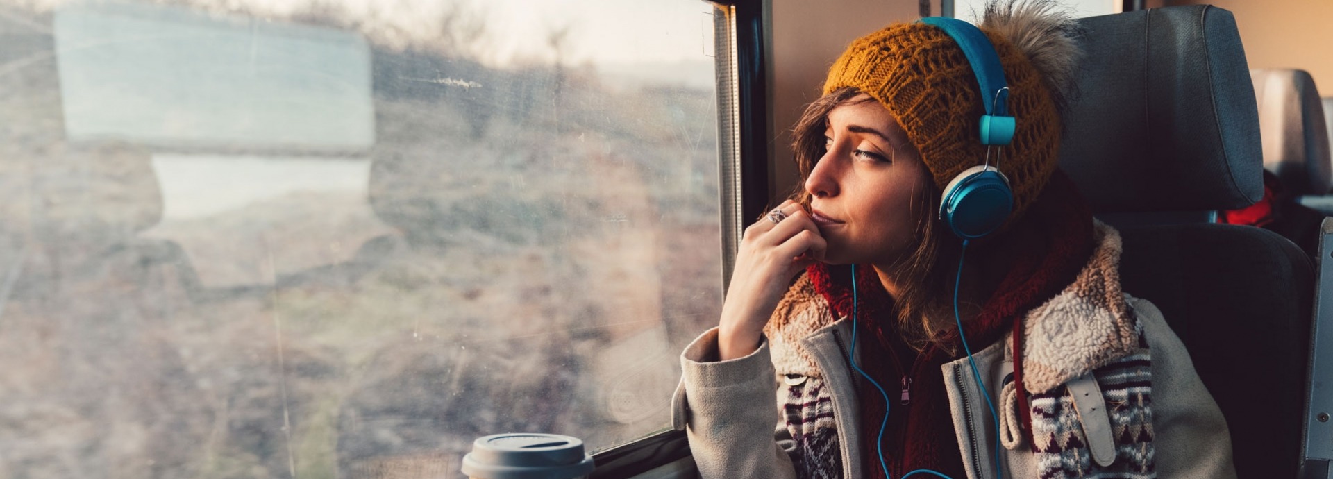 Een studente zittend in de trein