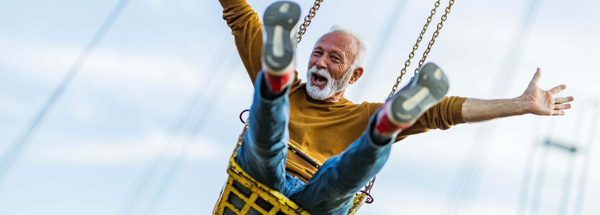 Zorgeloze volwassen man met plezier in een draaimolen