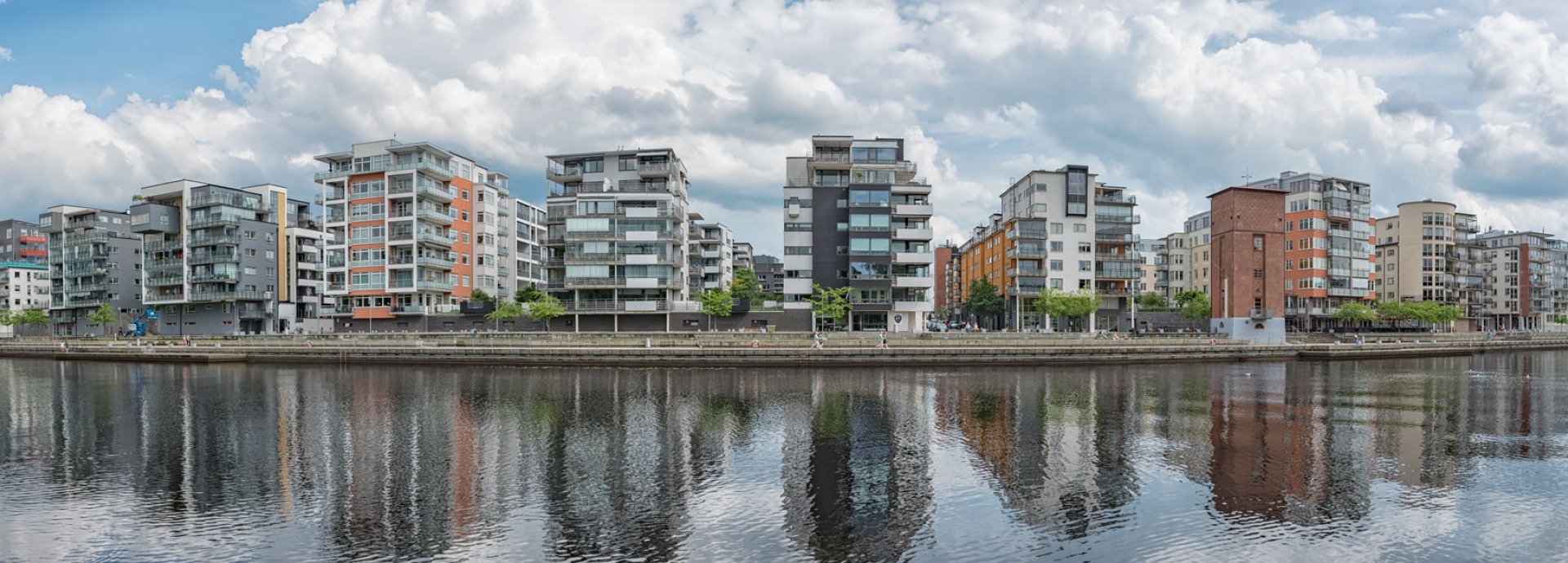 Rij met appartementen aan de waterkant