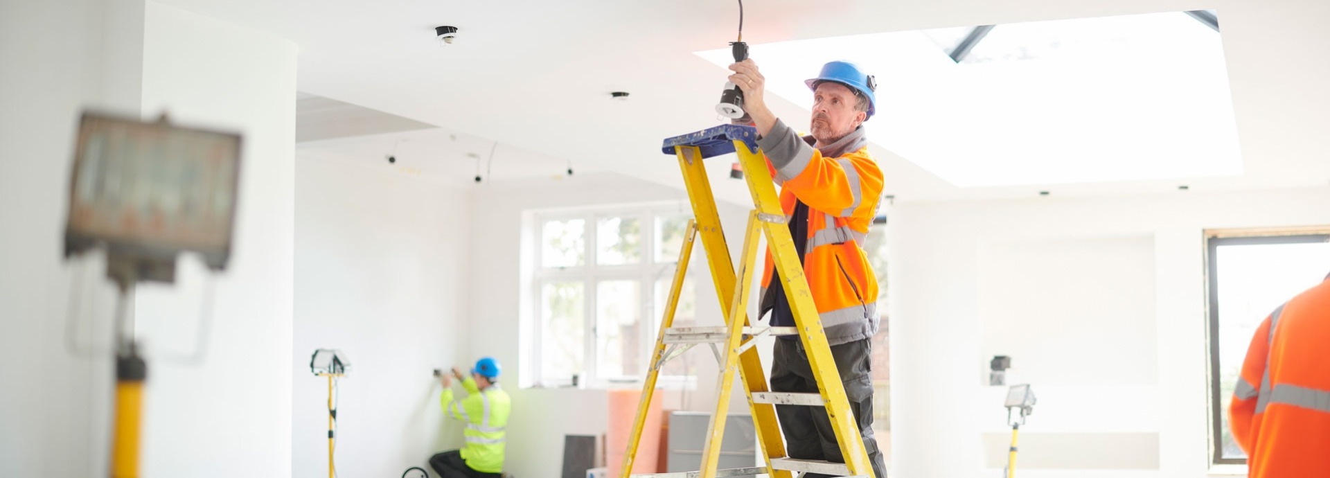 een elektricien is bezig met de bedrading in een huis