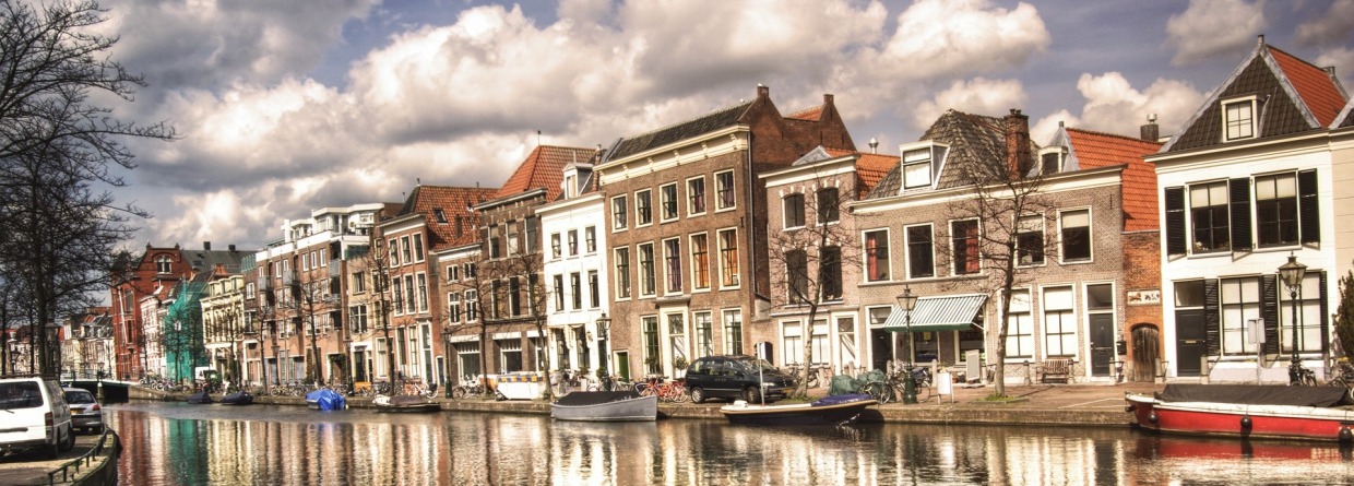 Gracht met mooie oude huizen