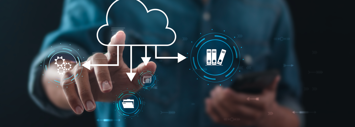 Zakenman tikt op een scherm waar een incoon van cloud netwerk staat met daaronder de opgeslagen items