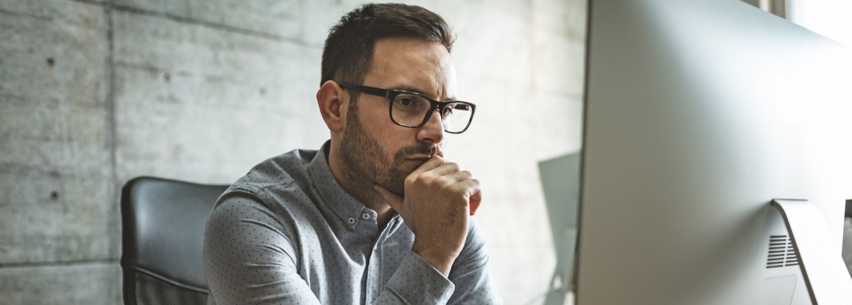 Een ondernemer maakt zich zorgen achter zijn computerscherm