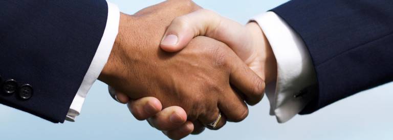 Twee mannen schudden elkaar de hand