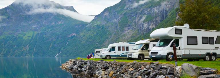 Vakantie camper aan het water