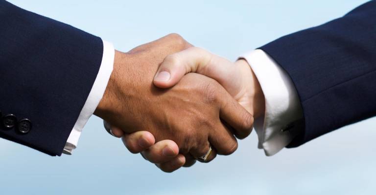 Twee mannen schudden elkaar de hand