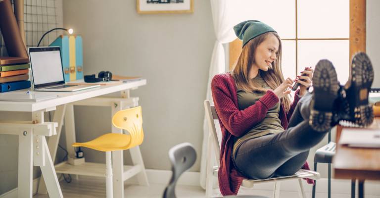 een studente in haar studentenkamer