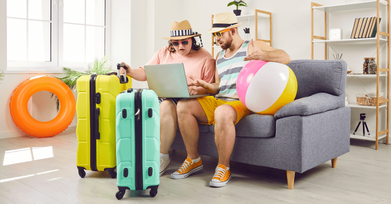 Campagne vakantiegevoel; vakantiegangers klaar om weg te gaan met koffers wordt de vakantie geannuleerd