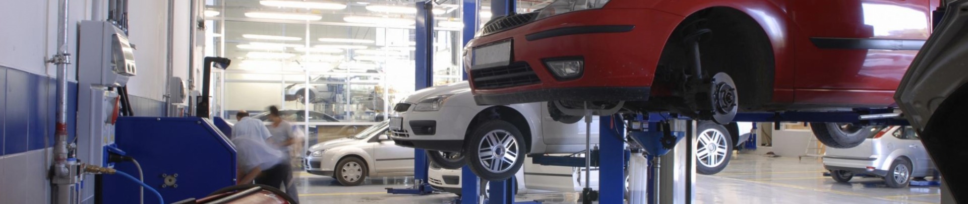 Garage met 2 autos op de hefbrug